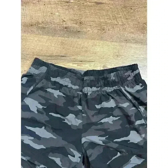 Athleta Mesh Racer Run Short 4" Women's Black Camo Print Lined Size S - Picture 2 of 2
